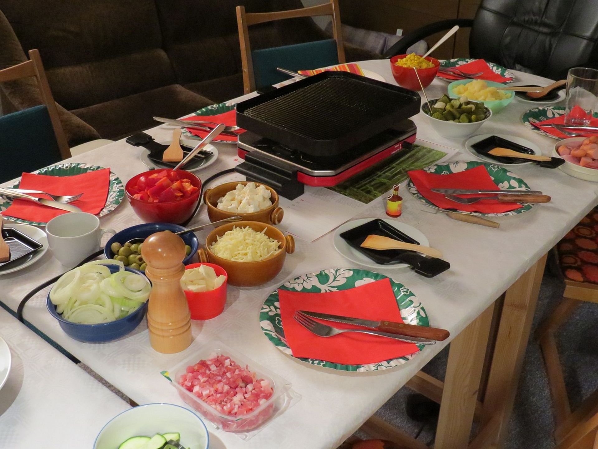 All you can eat – Raclette (Jugendprogramm Impuls) Ein gedeckter Tisch mit Racletteofen und vielen Raclettezutaten