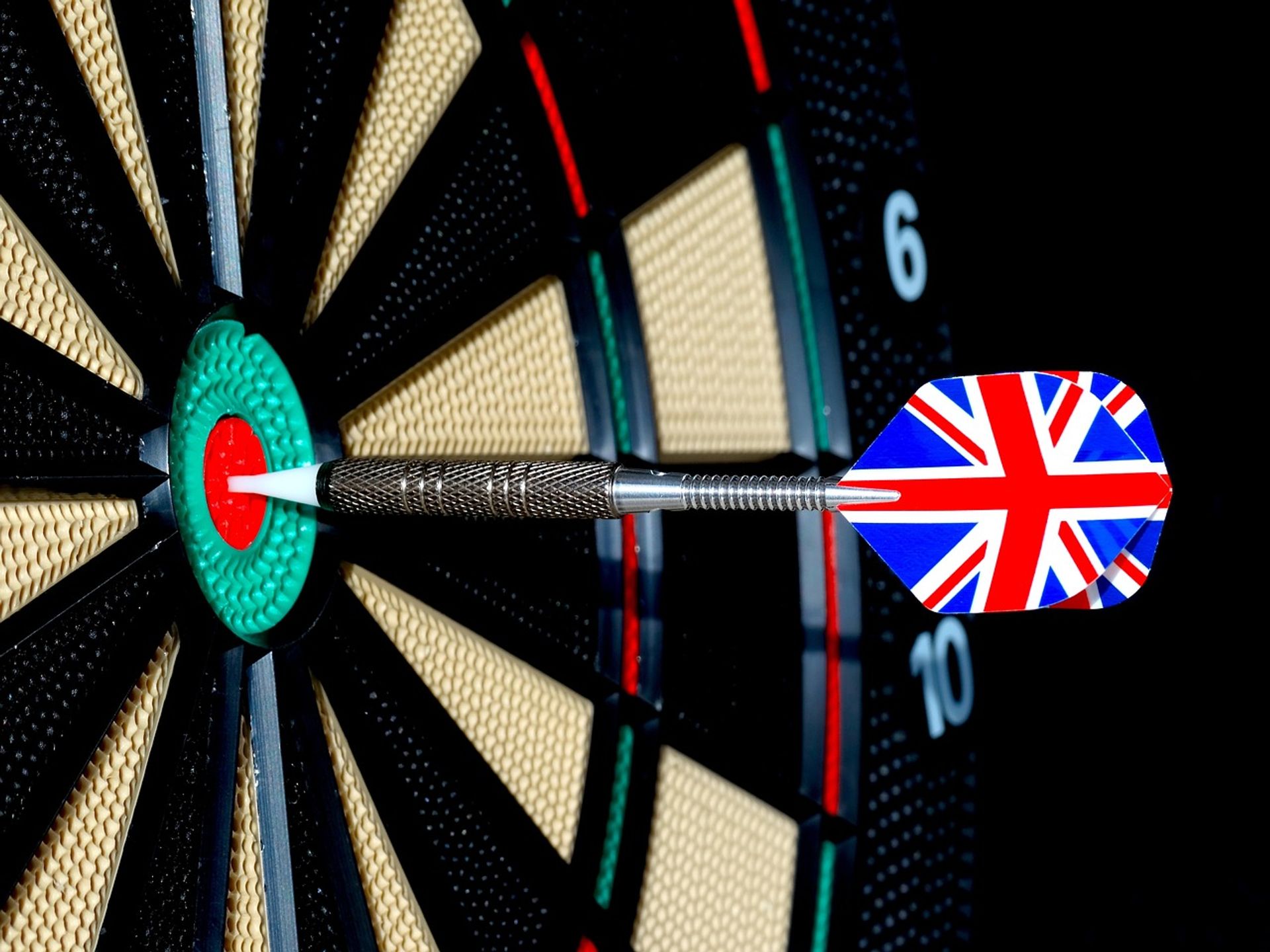Dart-Turnier (Jugendprogramm Impuls) Dartscheibe mit einem Dartpfeil im Bullseye