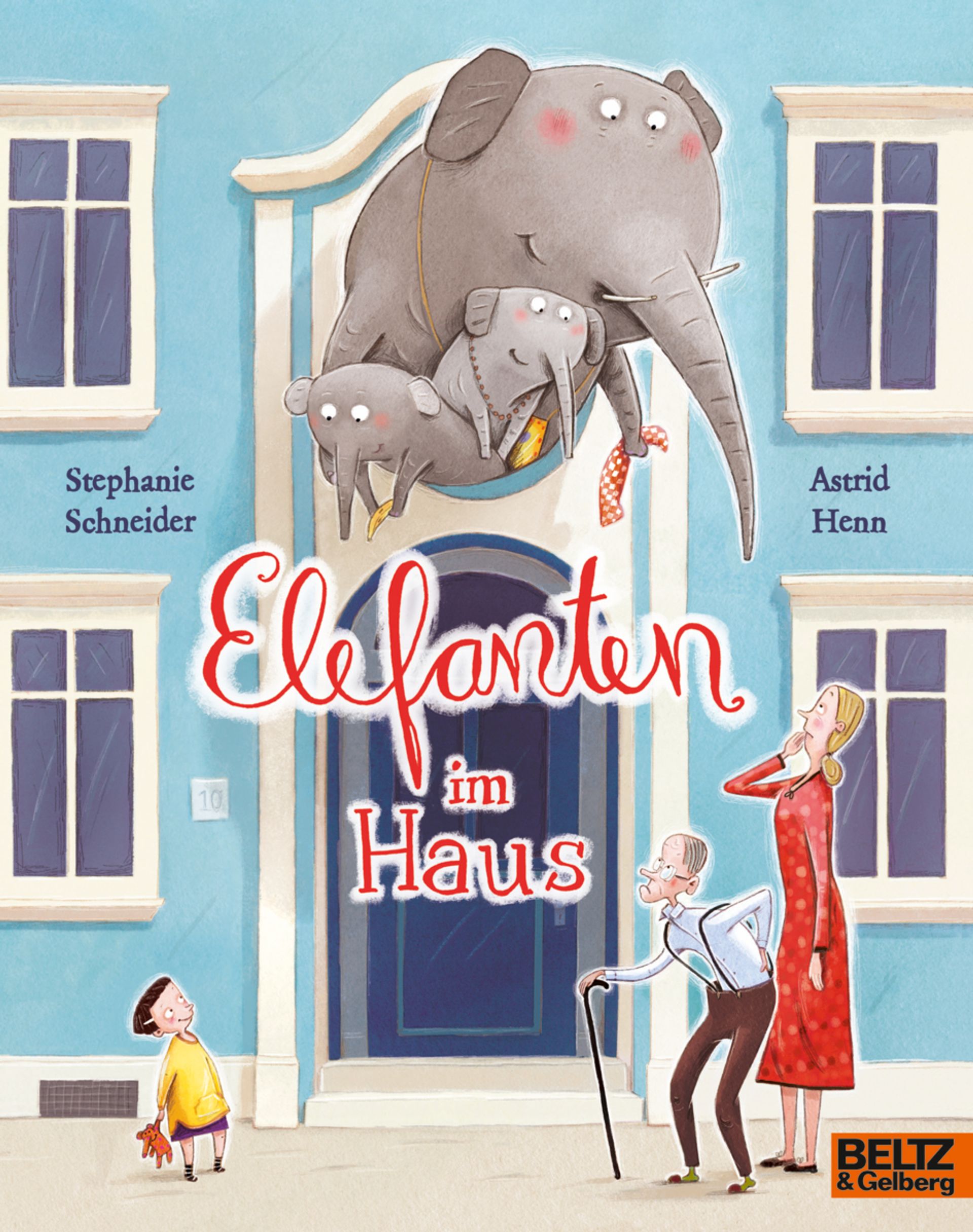 Vorhang auf!: Elefanten im Haus Aus einem runden Fenster über der Eingangstür eines blauen Hauses schauen ein großer und zwei kleine Elefanten heraus. Auf der Straße darunter stehen ein Mann mit Gehstock, eine Frau im roten Kleid und ein Kind mit Teddy in der Hand.