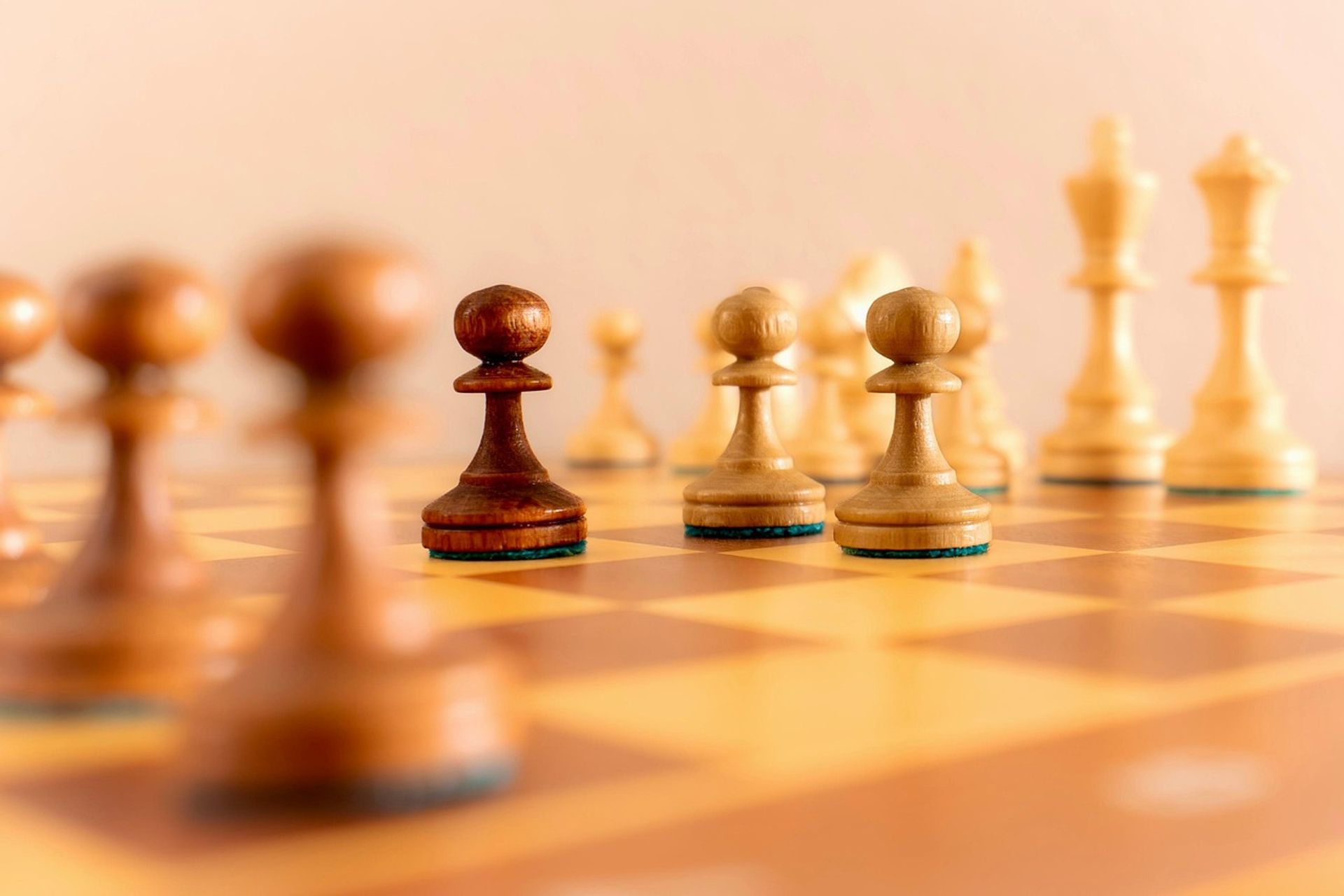 Schach für Anfänger (Kinderprogramm Impuls) Mehrere Schachfiguren in schwarz und weiß auf einem Schachbrett