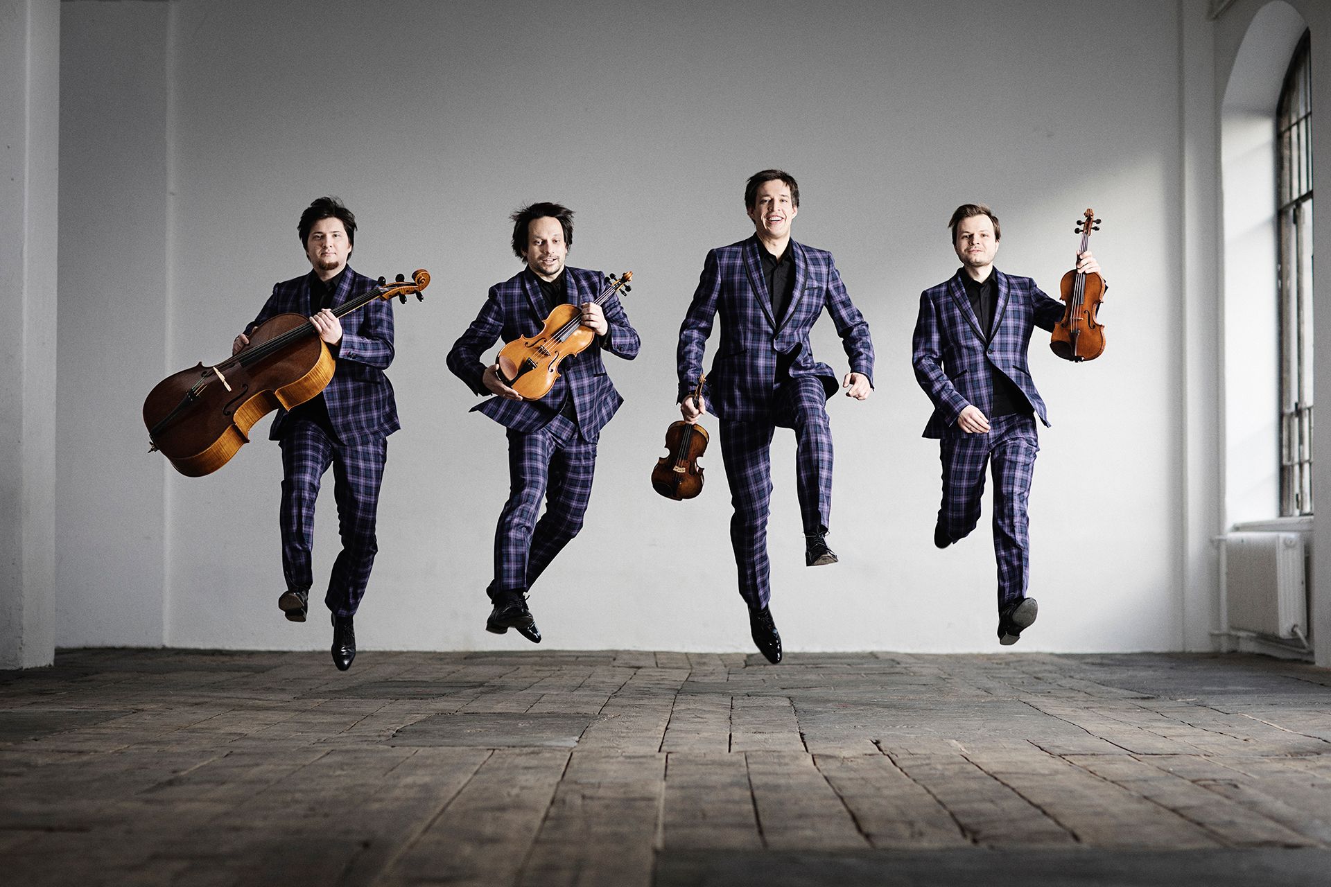 Gröbenzeller Konzertreihe: Apollon Musagète Quartett Vier Musiker mit ihren Instrumenten: Geige, Violine, Viola und Violoncello