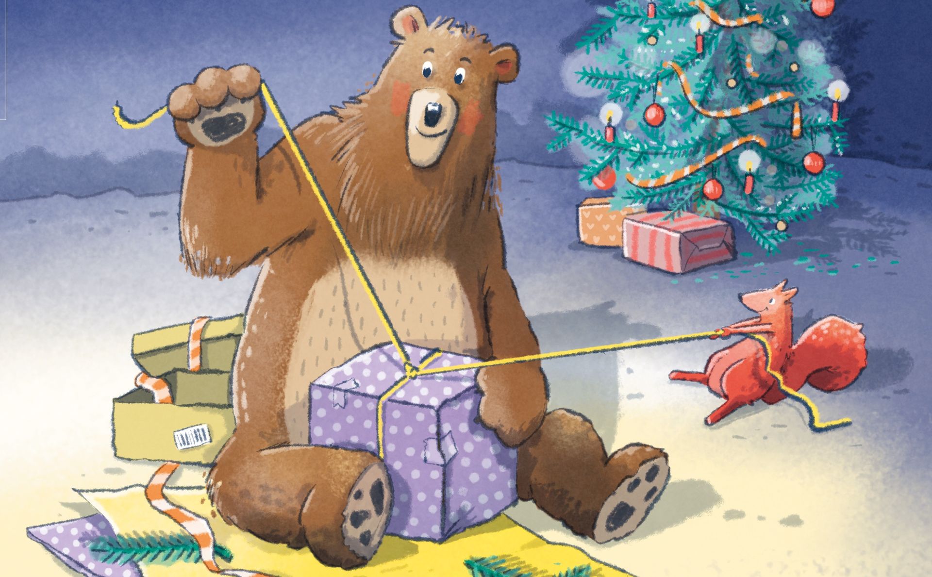 Vorlesen & Basteln: Lenni im Weihnachtsglück Ein Bär sitzt auf dem Boden umgeben von Geschenkpapier und Kartons und packt ein Geschenk ein. Ein kleines Eichhörnchen hilft ihm die Schnur zu binden. Im Hintergrund sieht man einen geschmückten Weihnachtsbaum mit Geschenken darunter.