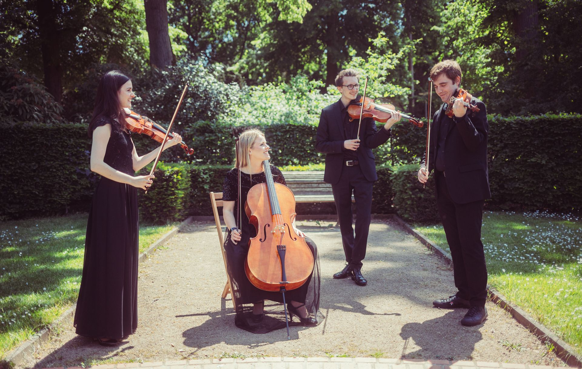 Streichquartett Oxalis Vier Musiker*innen mit ihren Instrumenten, von links nach rechts: Violine II, Violoncello, Viola, Violine I
