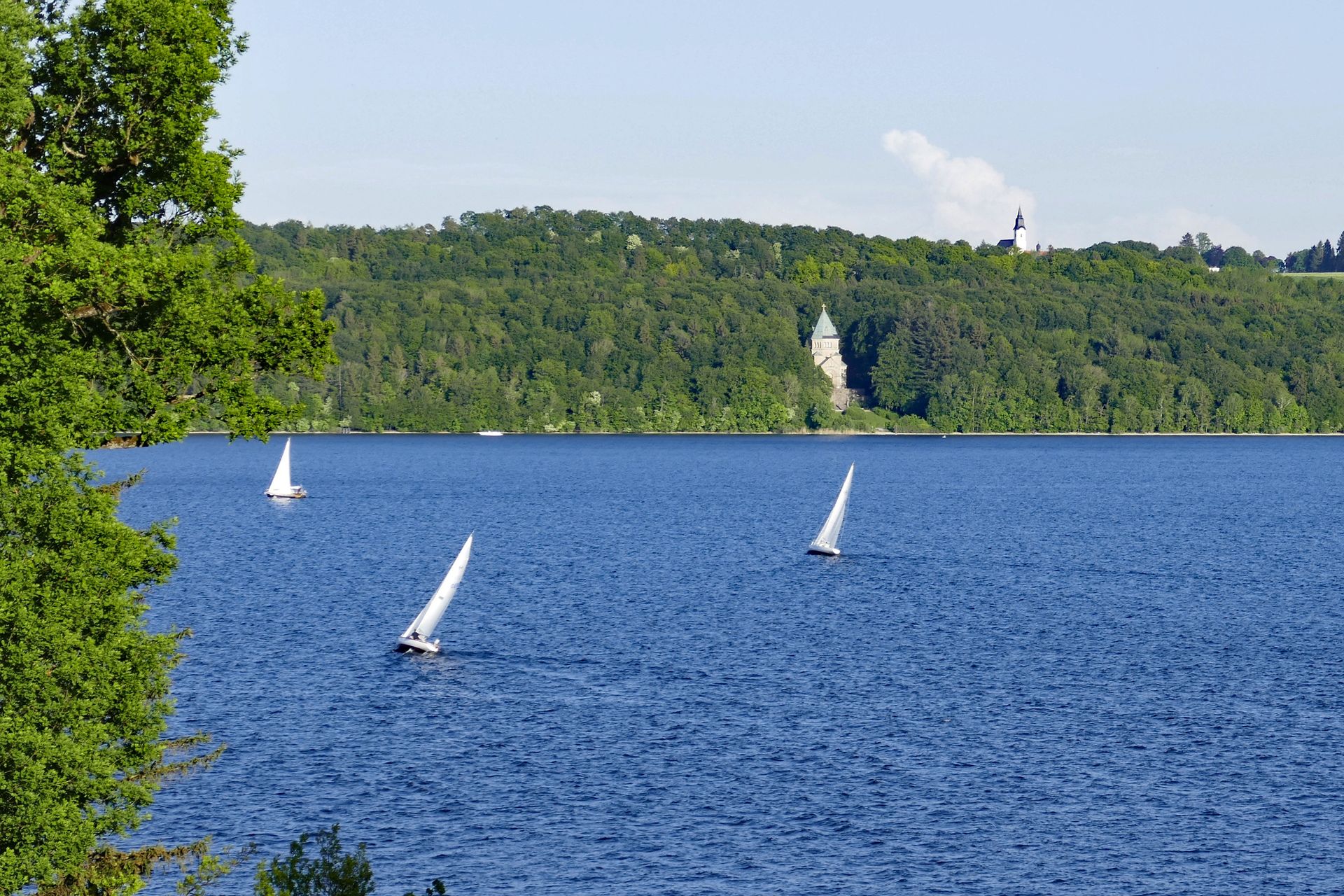 Seniorenwanderung: Spätsommer am See Starnberger See im Sommer: weiße Segelboote ziehen übers tiefblaue Wasser