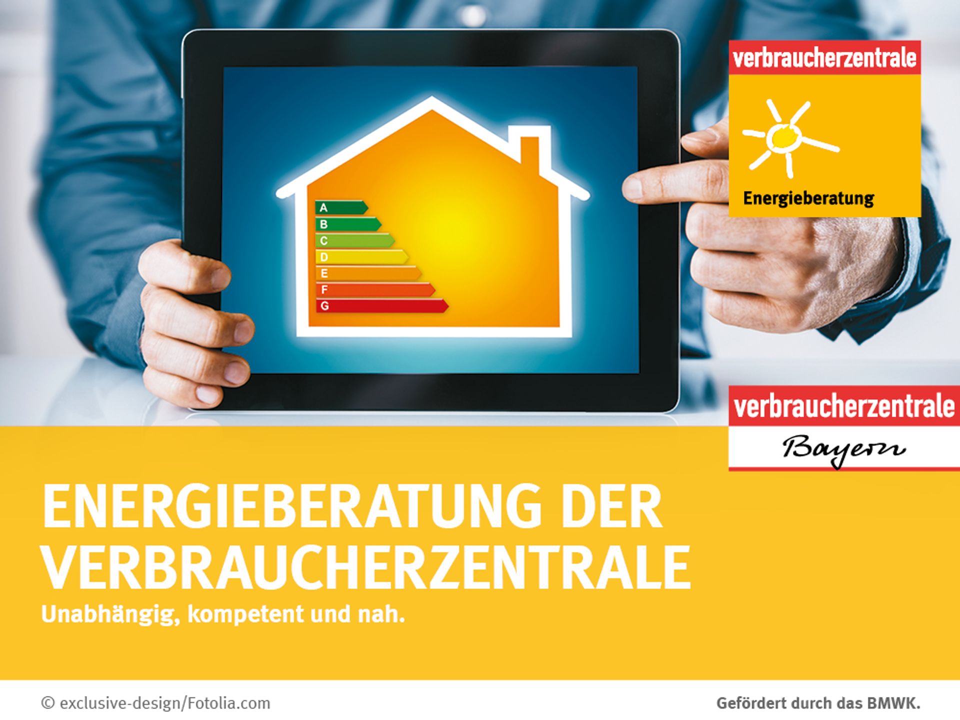 Energie-Sprechstunde der Verbraucherzentrale Bayern Tablet in den Händen eines Mannes zeigt ein Haus und "bunte" Energieeffizienz Pfeile darin.