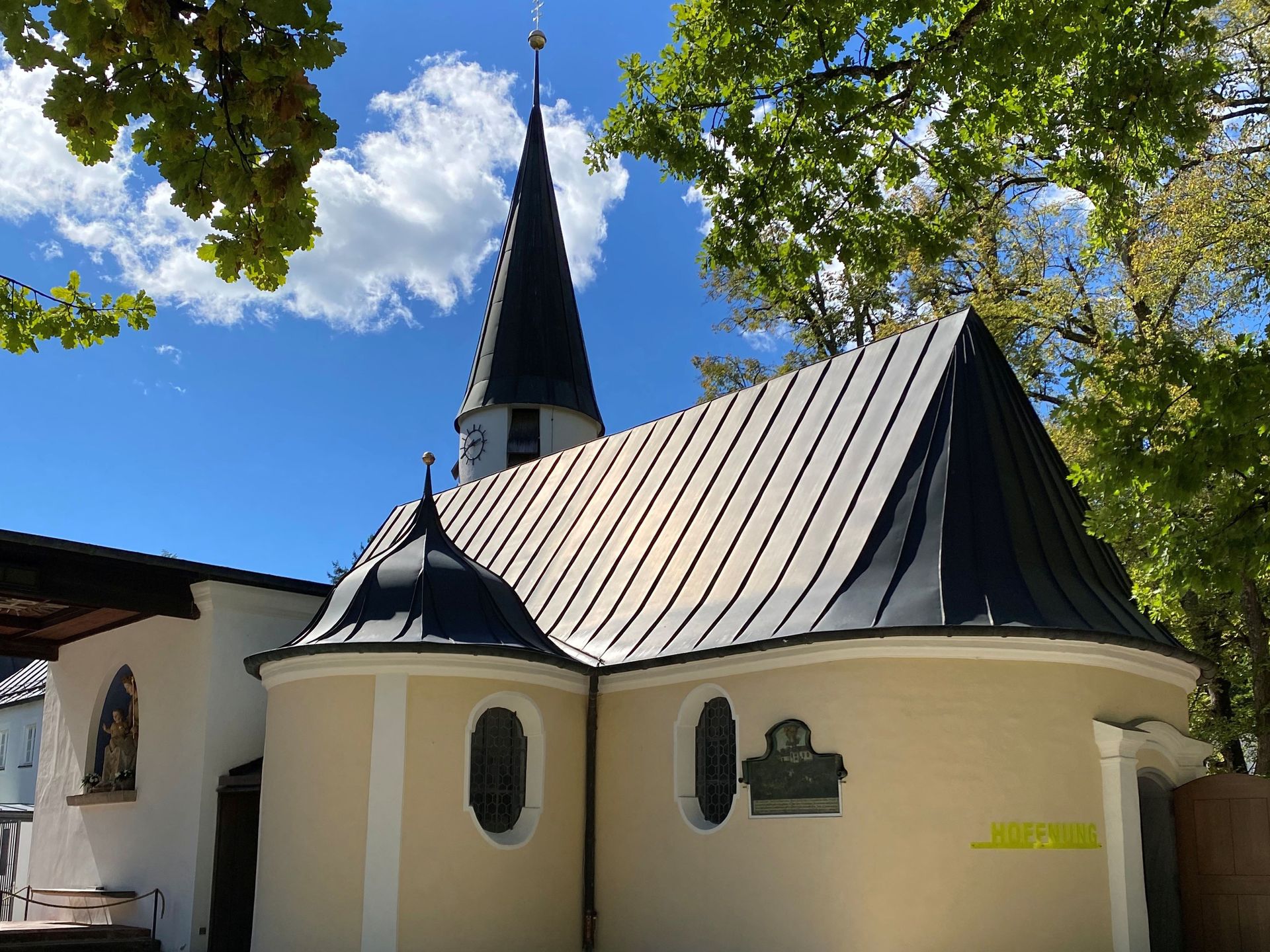 Seniorenwanderung am Wasser der Würm Ansicht der Wallfahrtskirche Maria Eich von außen, bei blauem Himmel
