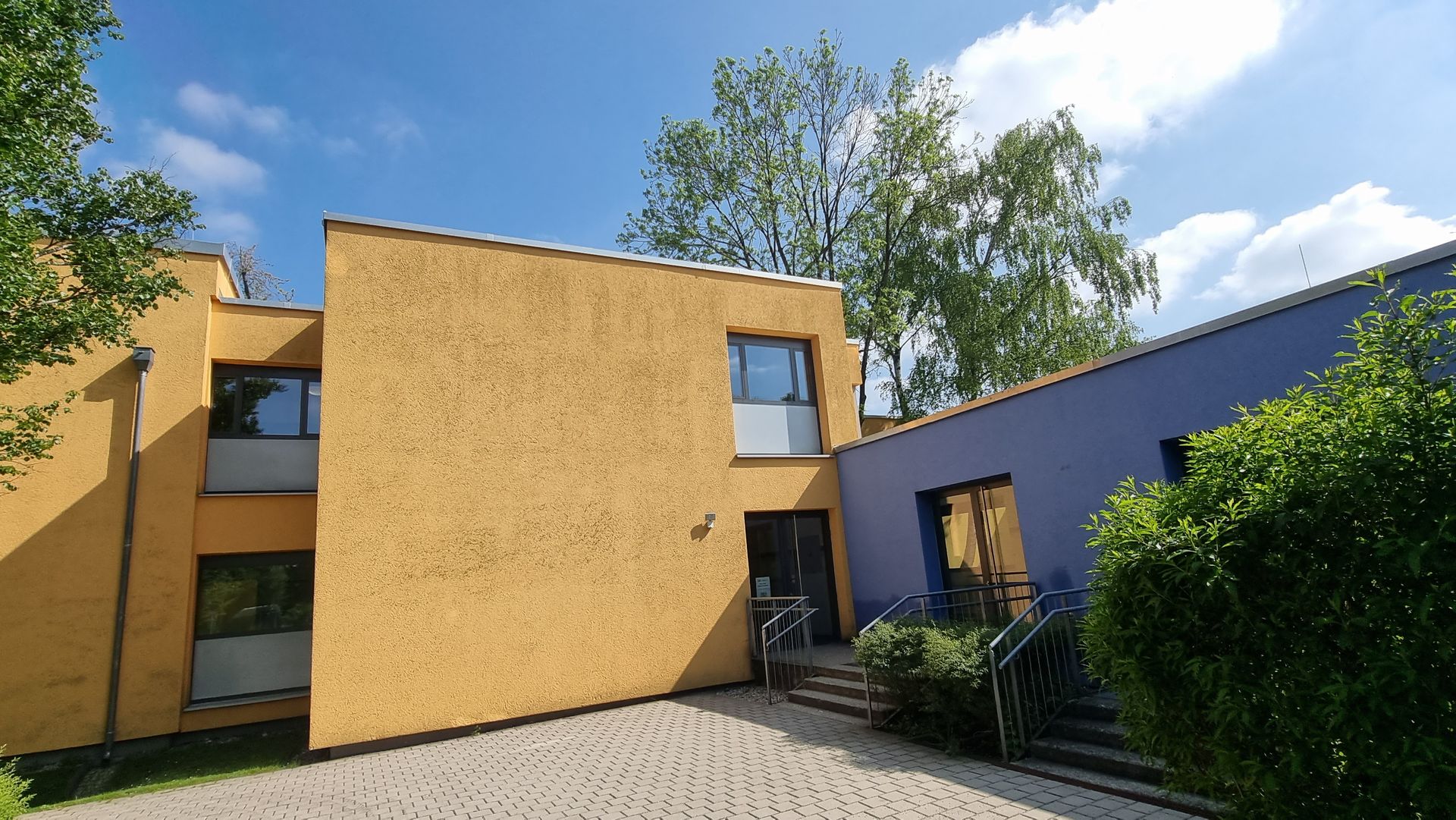 Tag der offenen Tür im Hort an der Gröbenbachschule Außenansicht: Eingang zum AWO-Kinderhort an der Gröbenbachschule