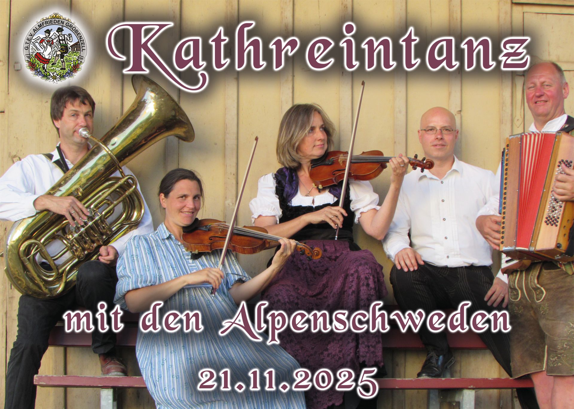 Eine Band (Alpenschweden) mit Instrumenten und in Tracht auf einer Bank. Oben links Logo des Trachtenvereins und Schriftzug mit Infos zur Veranstaltung.