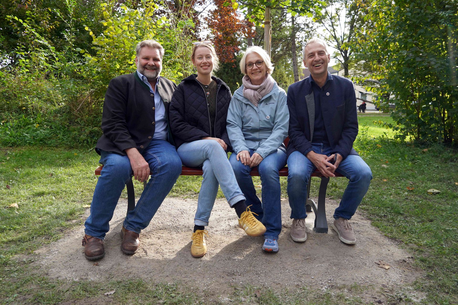 Gemeinsame Nachbarschaftsbank eröffnet v.l.n.r.: Erster Bürgermeister Martin Schäfer, Lina Bischoff (Ehrenamtskoordinatorin Gröbenzell), Daniela Schulte (Ehrenamtskoordinatorin Puchheim), Erster Bürgermeister Norbert Seidl gemeinsam auf der neuen Nachbarschaftsbank.