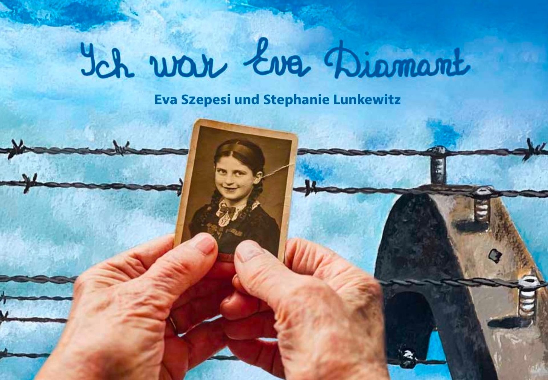 Zwei alte Hände halten ein vergilbtes Foto eines  jungen lächelnden Mädchens mit Zöpfen und Spitzenkragen. Dahinter sieht man einen Stacheldrahtzaun.