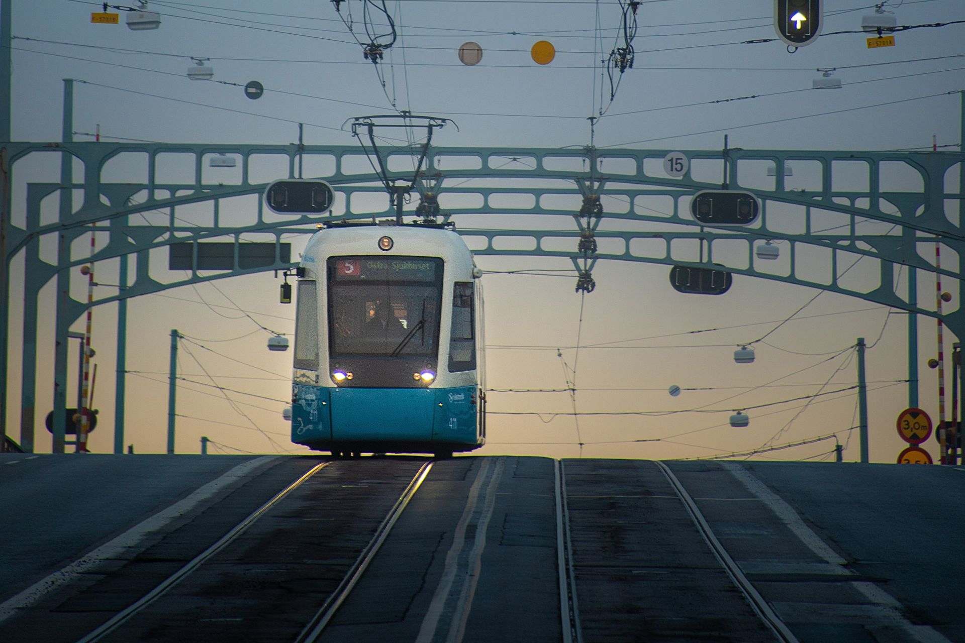 Straßenbahn kommt einen leichten Abhang gefahren, städtisches Umfeld