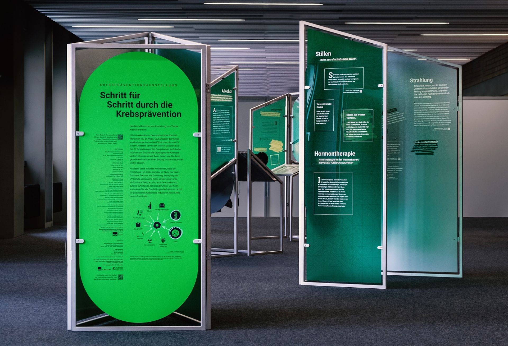 Bild der Krebspräventionsausstellung: grüne Aufsteller mit Texten