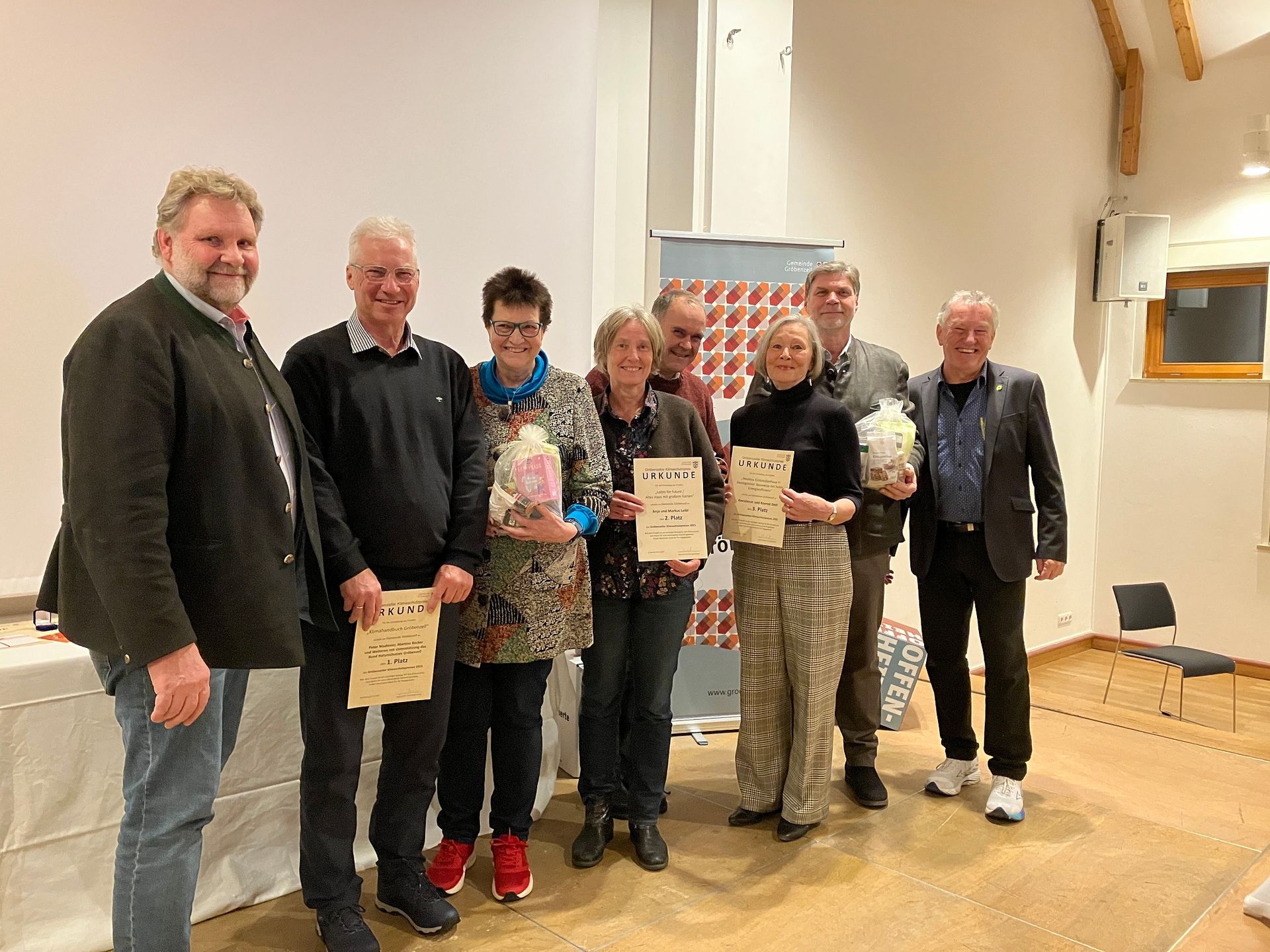 Die Geehrten mit Erstem Bürgermeister Martin Schäfer (li.) und Gemeinderat Walter Voit (re.)