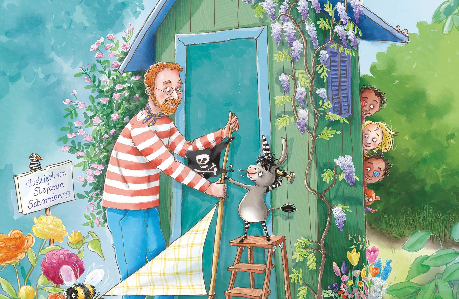 Vor einem grünen, mit Pflanzen bewachsenen Gartenhaus hissen ein Mann im rot-weißen Ringelpullover und ein kleiner Esel auf einer Trittleiter ein Segel mit Piratenflagge. Hinter dem Gartenhaus spähen drei Kinder und ein Teddy hervor.