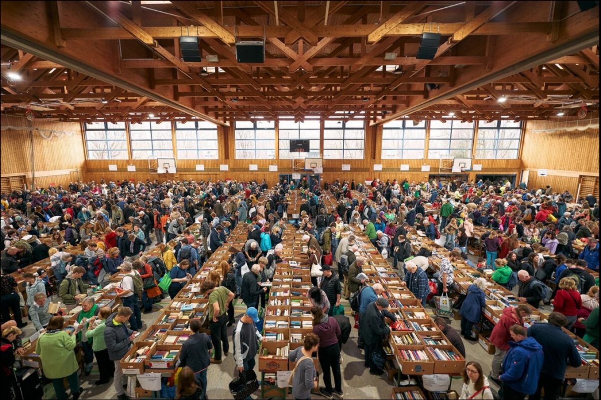 Bild von oben: Bücherflohmarkt in der vollen Paul-Barth-Halle