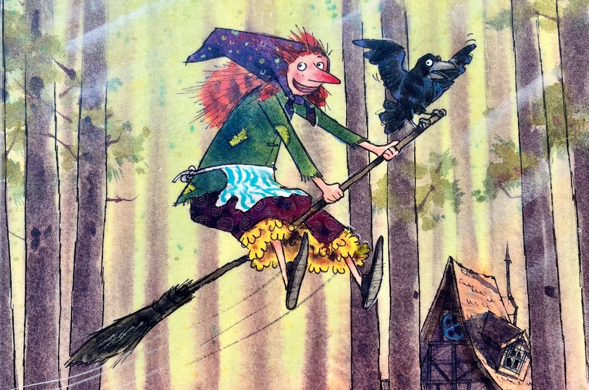 Die kleine Hexe fliegt auf ihrem Besen durch den Wald. Auf der Stielspitze sitzt der Rabe Abraxas.