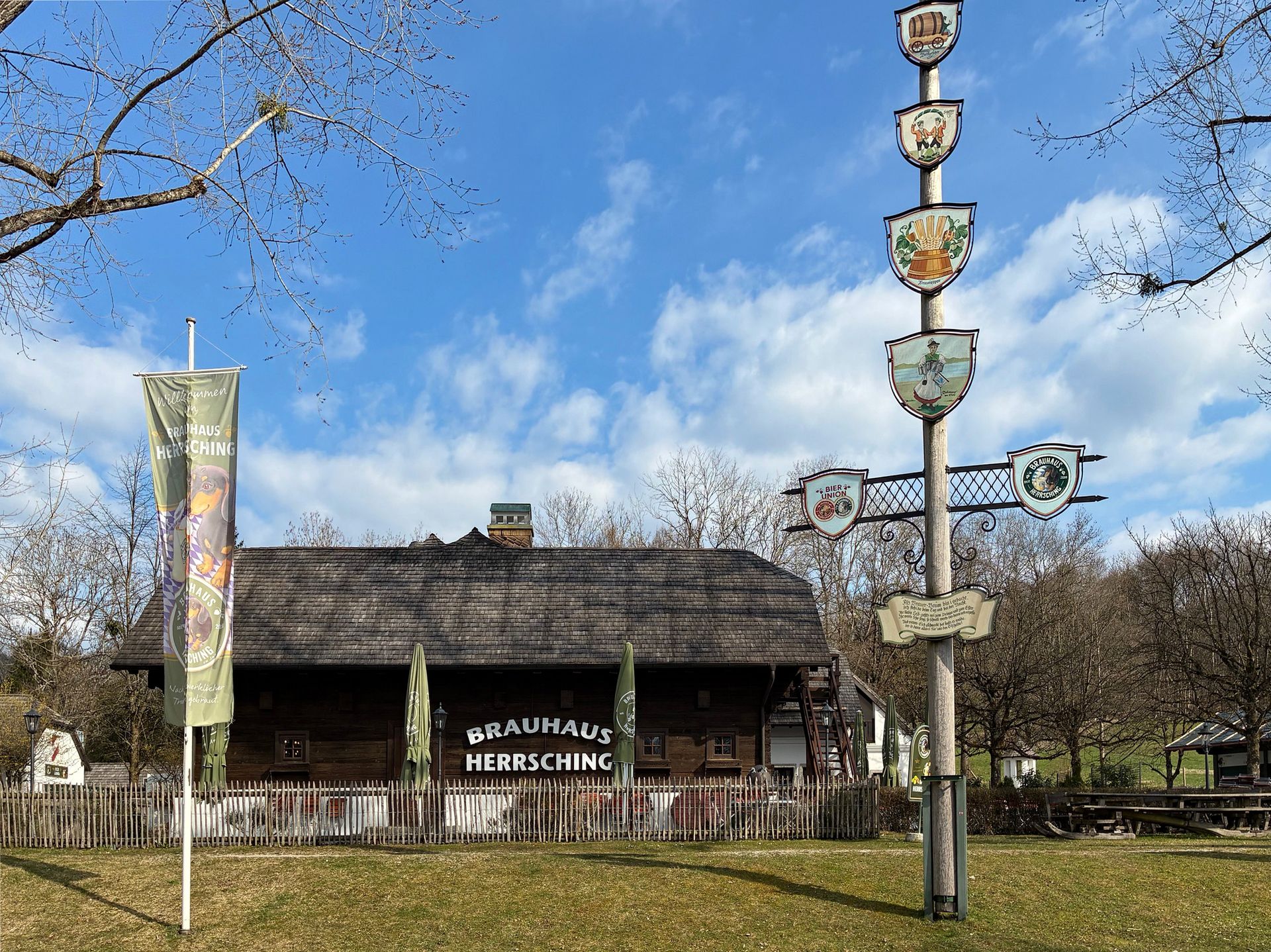 Foto der Gaststätte Brauhaus Herrsching von Außen.