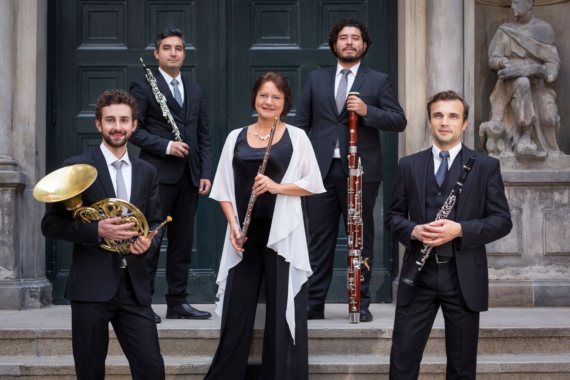 Fünf Musiker des Bläserquintetts mit Horn, Querflöte, Klarinetten und Fagott