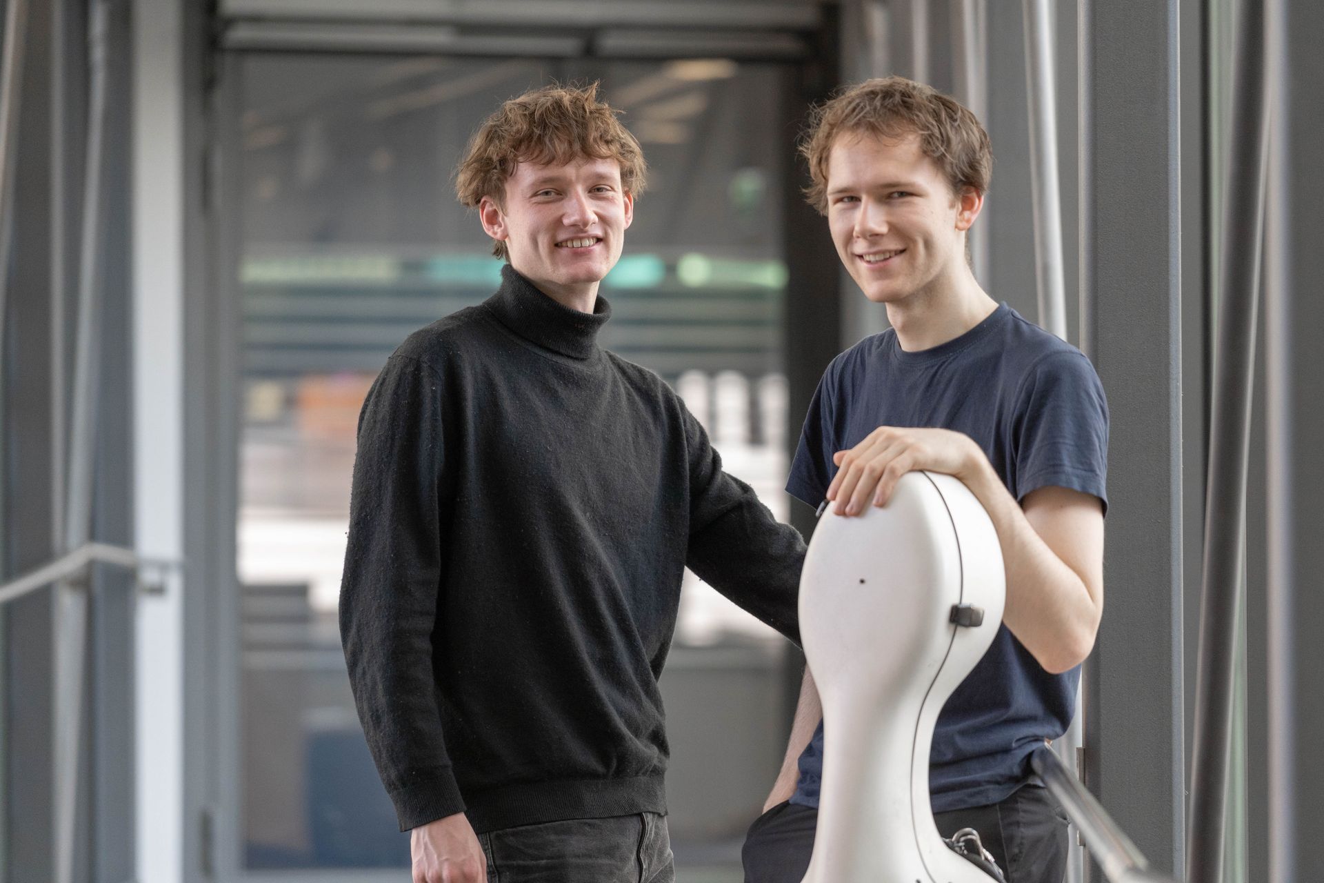 Zwei Musiker, einer davon mit Cello