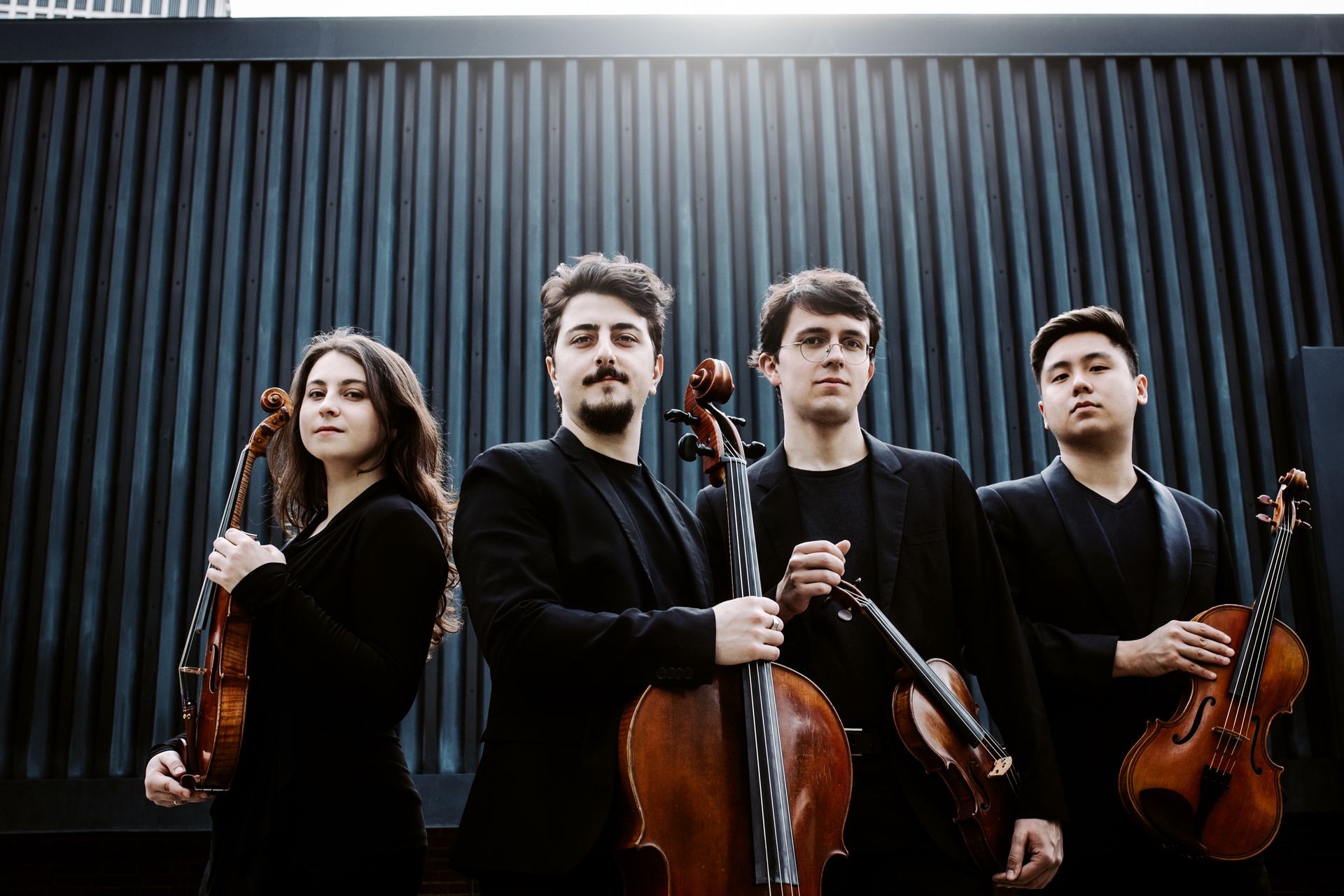 Vier Musiker mit Streichinstrumenten