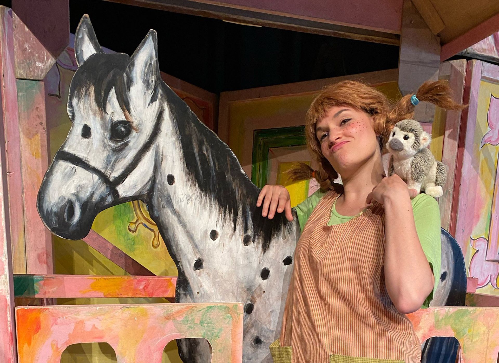 Pippis Pferd, kleiner Onkel und Pippi mit dem Affen Herrn Nilsson auf der Schulter