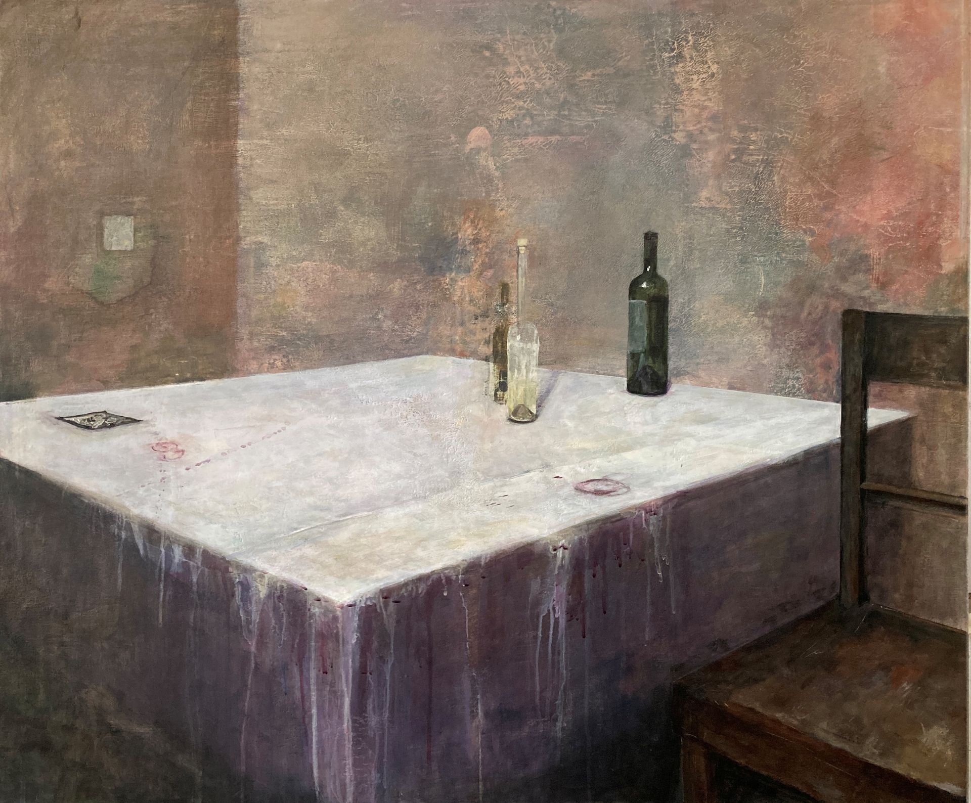 Gemälde von Astrid Trost, großer Tisch mit weißer Tischdecke, darauf 3 Flaschen, Flecken von Rotweingläsern und ein Foto, daneben ein leerer Stuhl