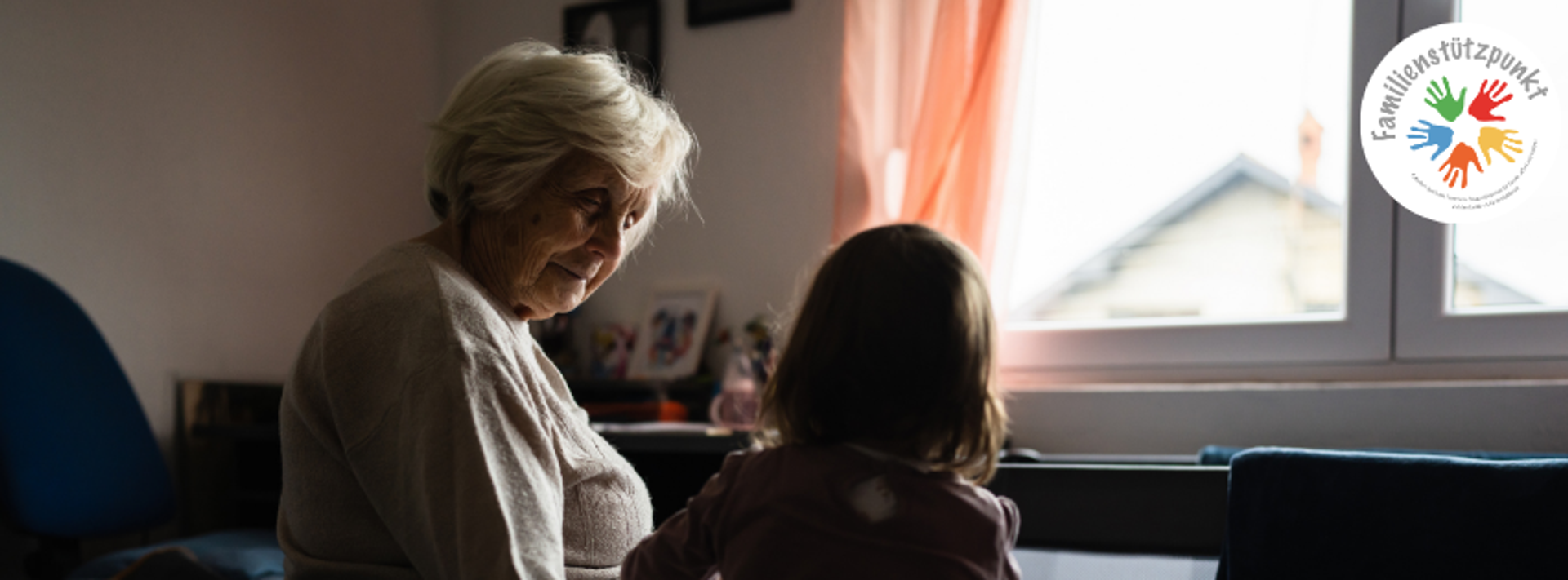 Oma und Enkelin vor dunklem Hintergrund