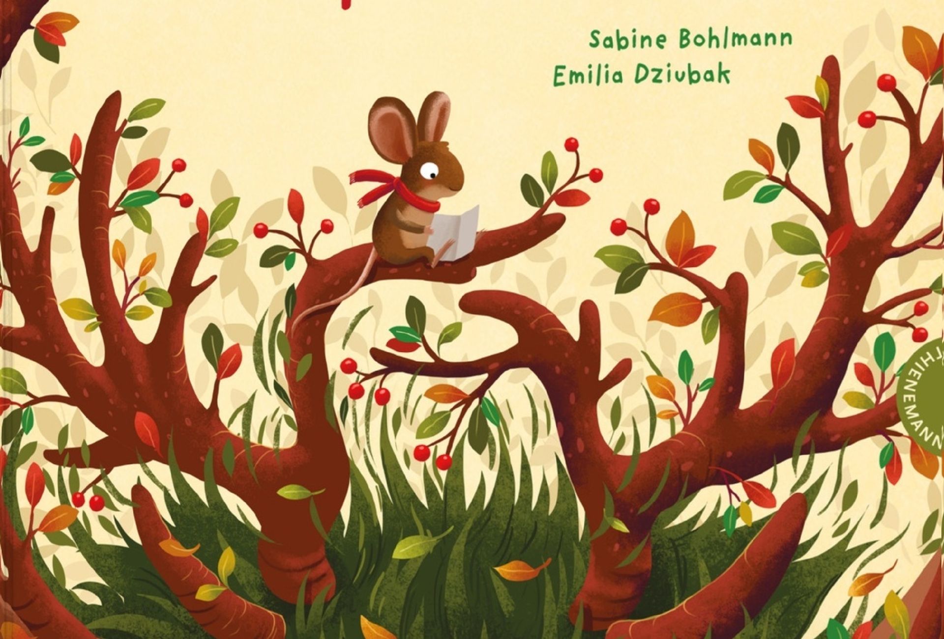 Eine Maus mit rotem Schal sitzt mit einem aufgeschlagenen Buch auf einem Baum