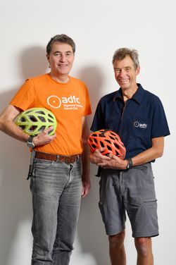 Engagierte mit Ihren Helmen