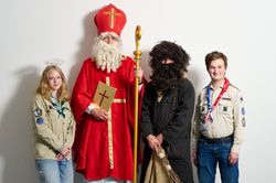 Pfadfinder verkleidet als Nikolaus und Knecht Ruprecht