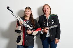 Zwei Frauen halten Ihre Luftgewehre