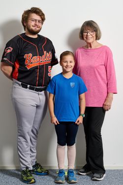 Drei Sportlerinnen und Sportler des Vereins