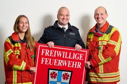 Feuerwehr hat die Uniform an und halten ein Schild