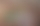 Ein Mann mit Strohhut hält eine Gitarre und spielt darauf gemeinsam mit einer lachenden Frau, die rechts neben ihm steht. Beide haben bunte Sockenpuppen auf den Schultern.