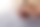 Person füllt mit einem Stift einen Umfragebogen aus