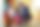 Vater in einem Business Casual Outfit zieht Tochter im Kindergarten die Hausschuhe an