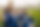 Trainer steht umgeben von Jungs im Fußballtrikot, die er trainiert, im Kreis. Alle umarmen sich