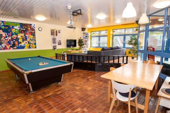 Ansicht des Foyerbereichs der JBS Impuls: Billiardtisch, Couch, Tisch
