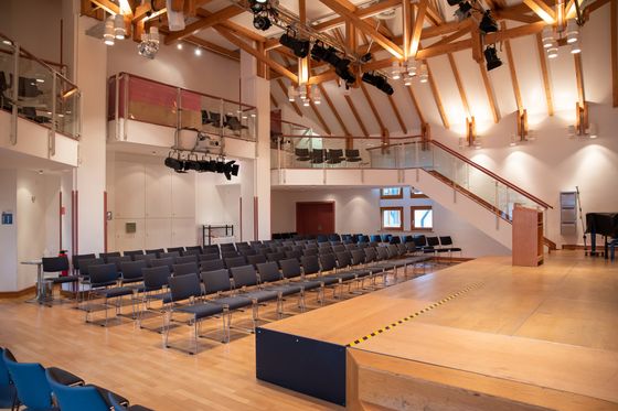 Bestuhlter Bürgersaal mit Bühne im Bürgerhaus für Veranstaltungen und Vorträge