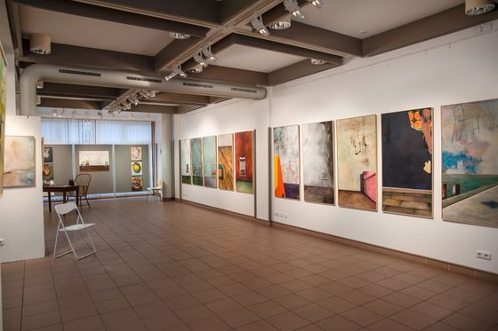 Kunstausstellung mit unterschiedlichen Wandbildern in der Galerie im Erdgeschoss des Bürgerhauses