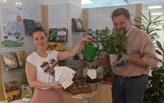 Erster Bürgermeister Martin Schäfer und Leiterin der Gemeindebücherei Angelina Hanke stehen vor der Saatgutbibliothek