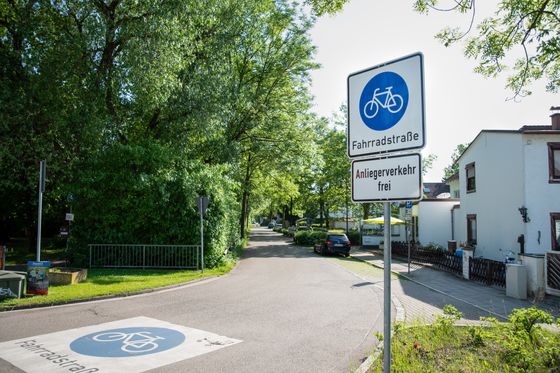 Blick über die Fahrradstraße Hans-Sachs-Straße mit dem Vekehrsschild "Fahrradstraße" im Vordergrund