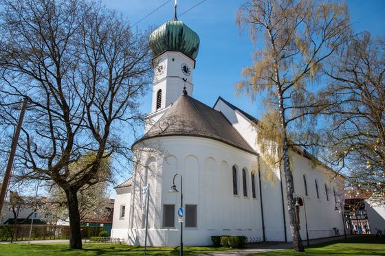 Gesamtansicht der Katholischen Kirche St. Johann Baptist in Gröbenzell