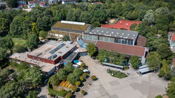 Luftaufnahme vom Gröbenzeller Freizeitzentrum: man sieht die Sportanlagen, die Halle, den Vorplatz