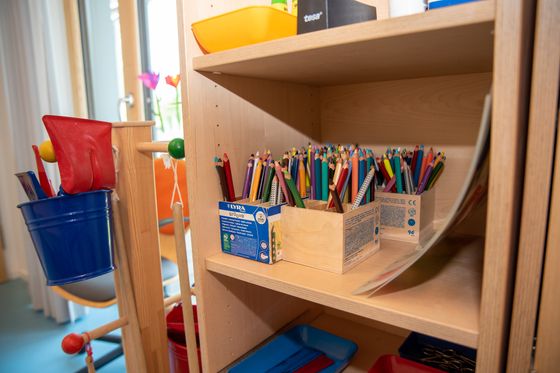 Ein Regal mit Buntstiften und diversen anderen Bastelsachen