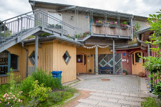 Außenaufnahme des Eingangs der Kinderkrippe Unterm Regenbogen und des Kindergartens Spatzennest