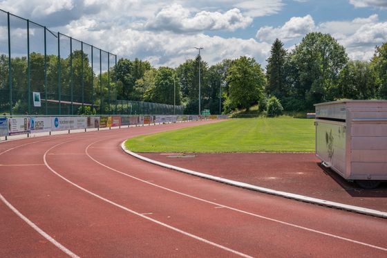 Eine Laufbahn macht eine Kurve. (Ort: FZZ Gröbenzell)