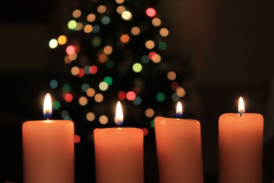 Adventskranz dekorieren (Kinderprogramm Impuls) Vier Kerzen vor vielen bunten Lichtern