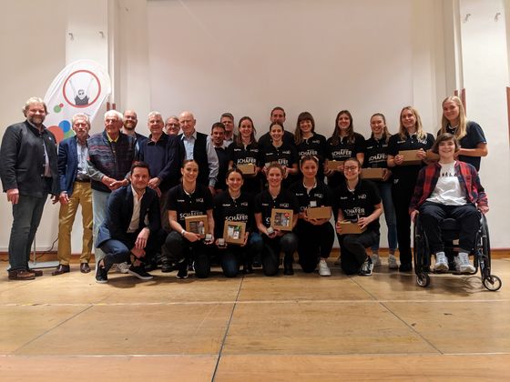 Alle ausgezeichneten Sportlerinnen und Sportler sowie Laudatoren und Erster Bürgermeister Martin Schäfer.v