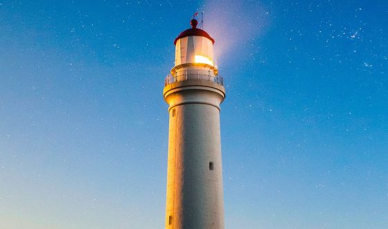 Bild eines Leuchtturms, der in der Dunkelheit Licht spendet 